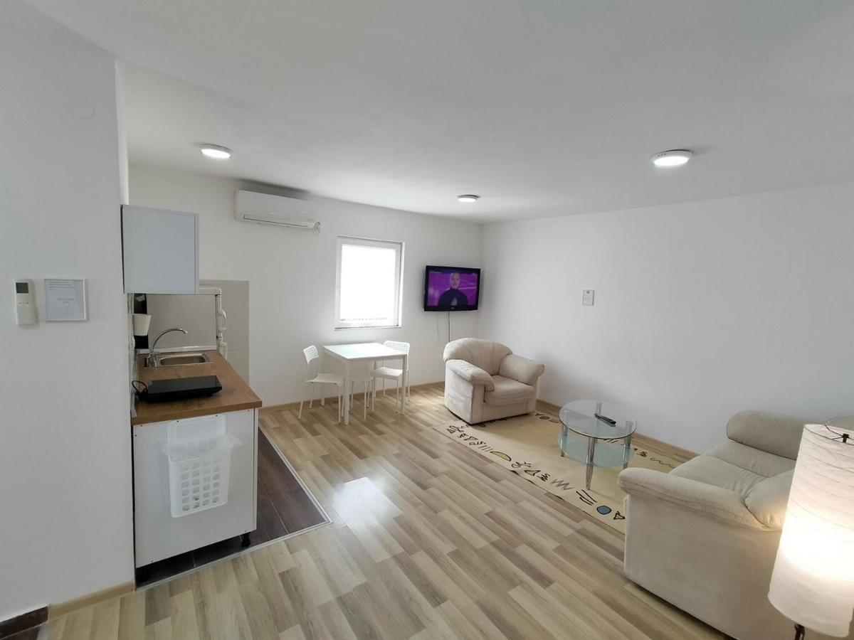 A1 - Airport Belgrade Apartment Esterno foto